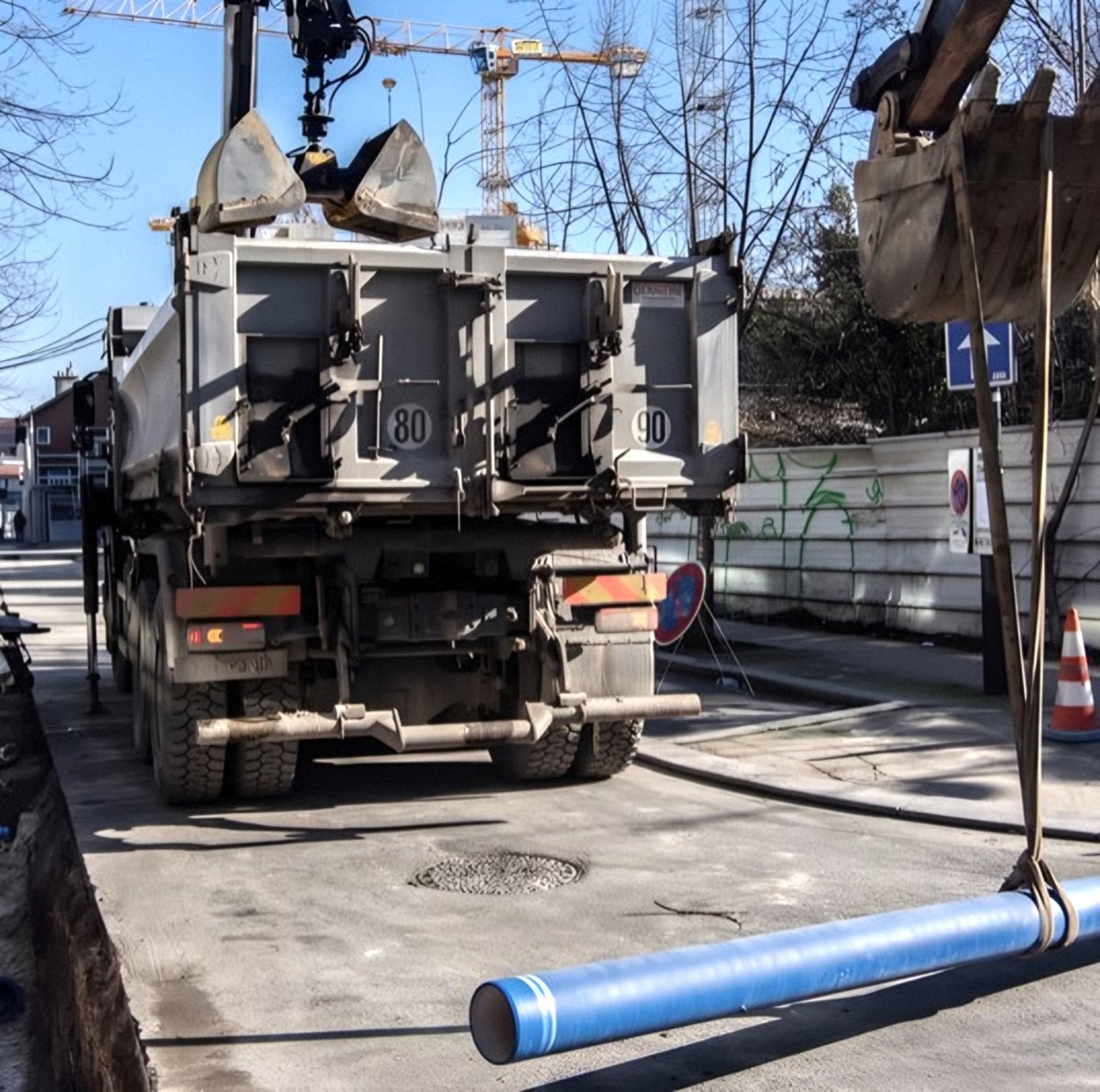 Chantier de pose de canalisation en voirie