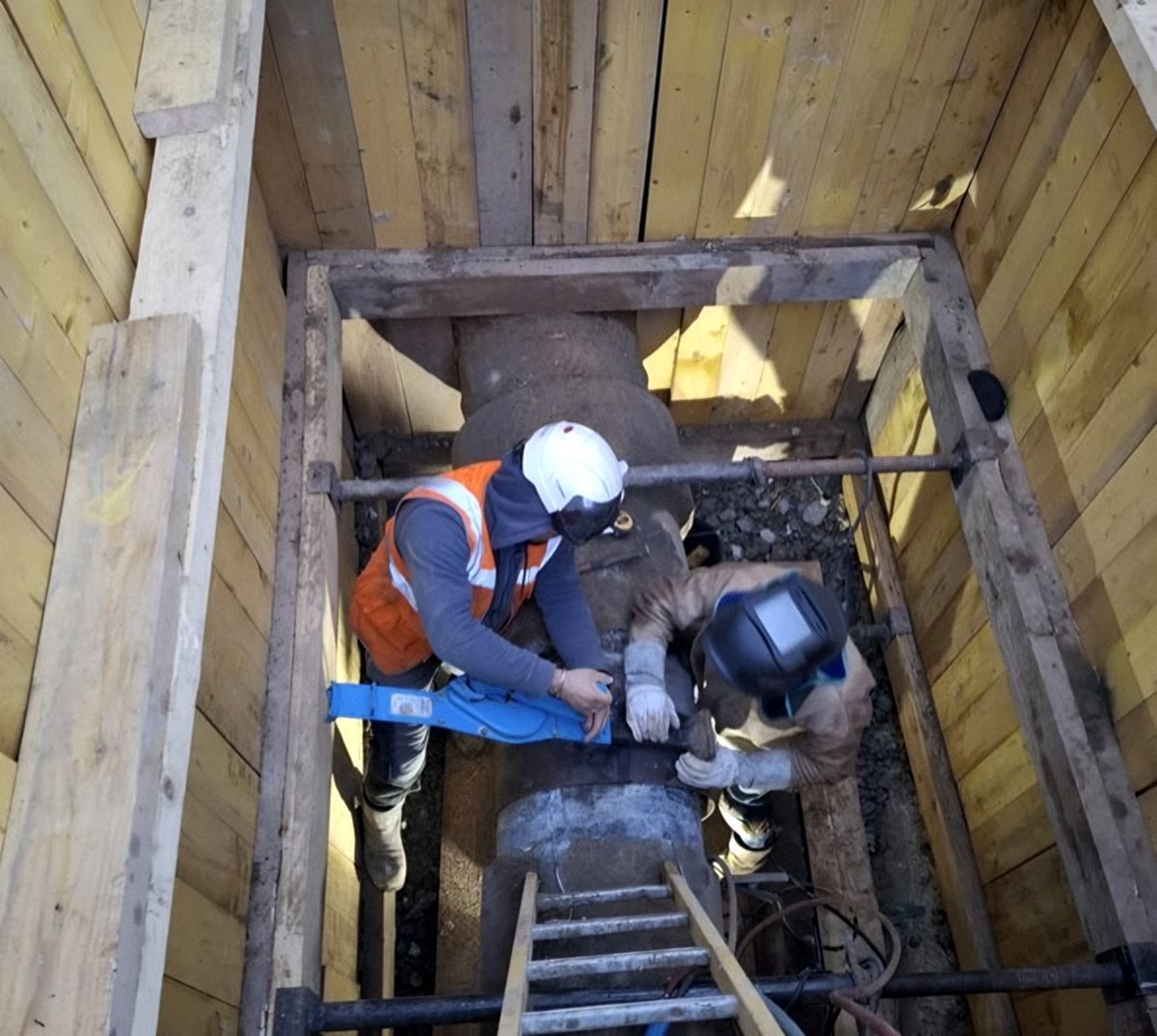 Raccordement de canalisation en fouille blindée, équipe en équipement de protection