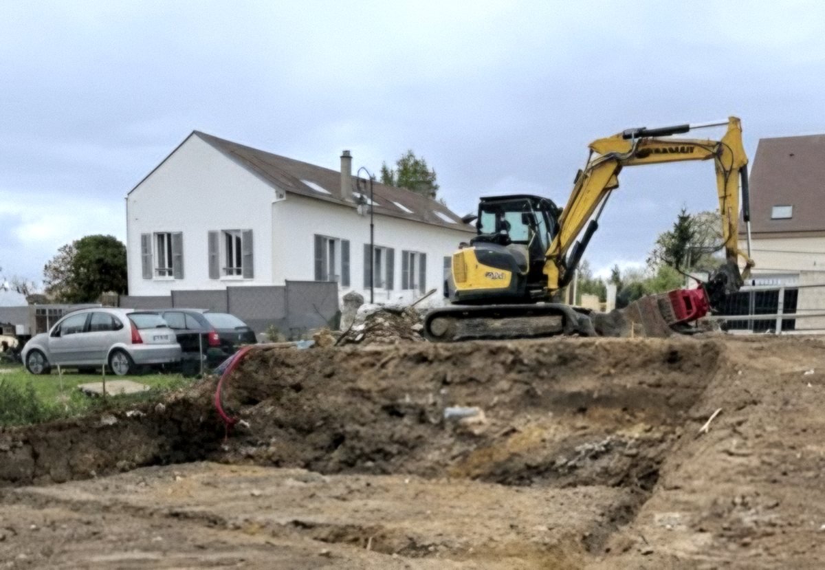 Terrassement d'une plateforme devant un pavillon