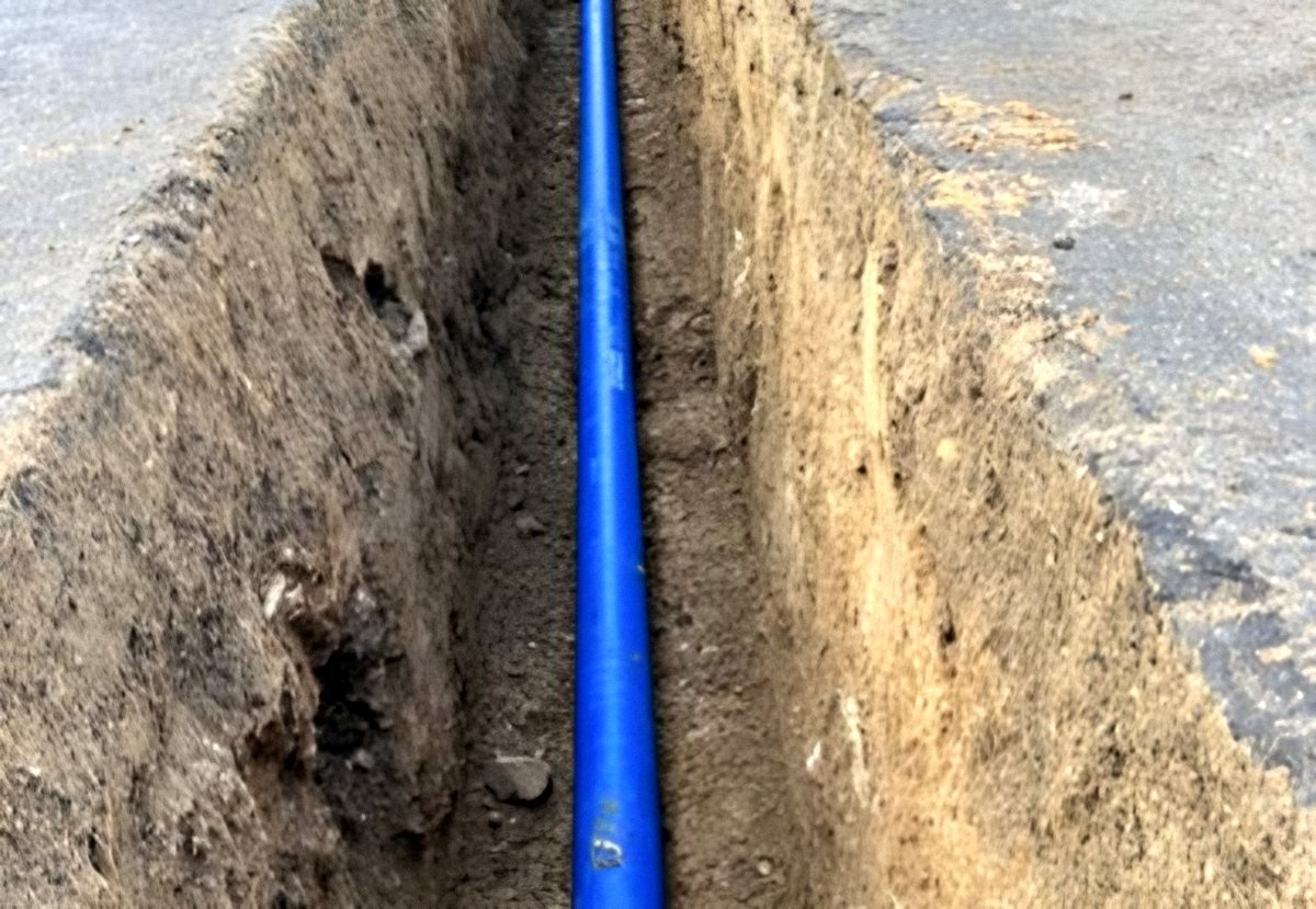 Tranchée ouverte avec canalisation posée